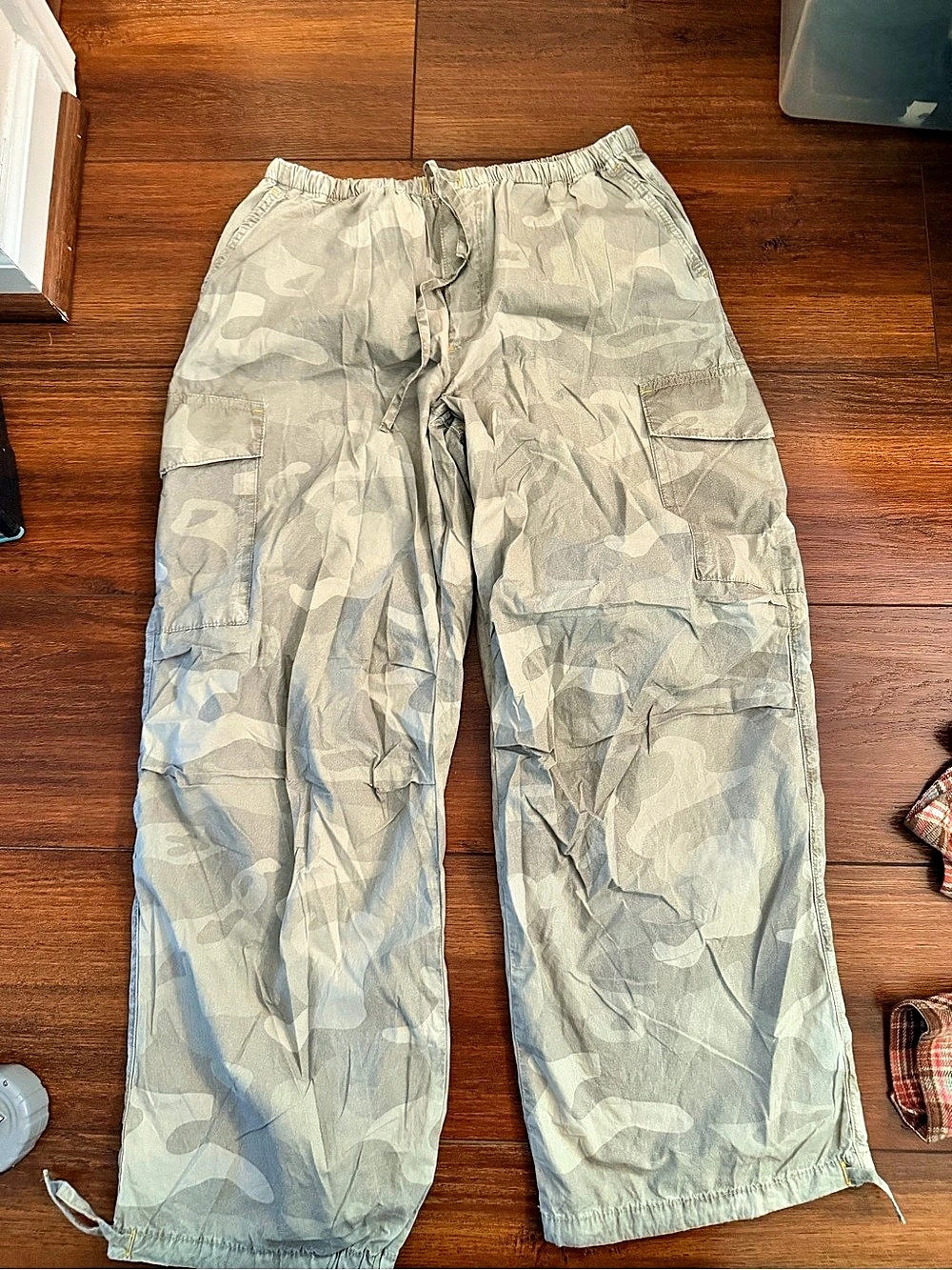 Pilcro Camo Pants in khaki Size Medium